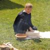 Kornmahlen Junge Keltengehöft Stöffling - Abenteuernachmittag für Kinder und Familien
